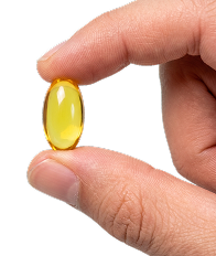 Mano sujetando una cápsula de vitamina D3 + K2